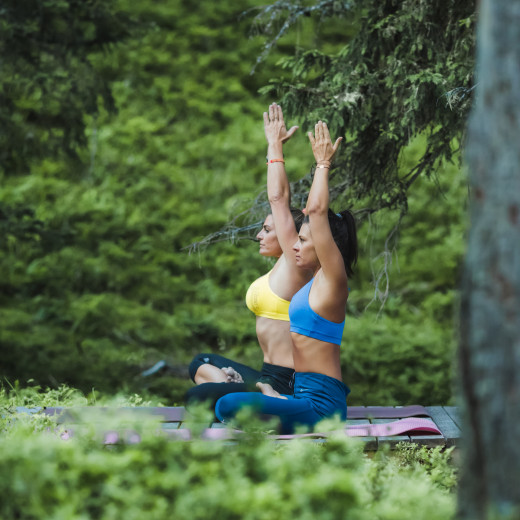 Yoga beim Waldwellness in Saalbach Hinterglemm | © Mia Knoll