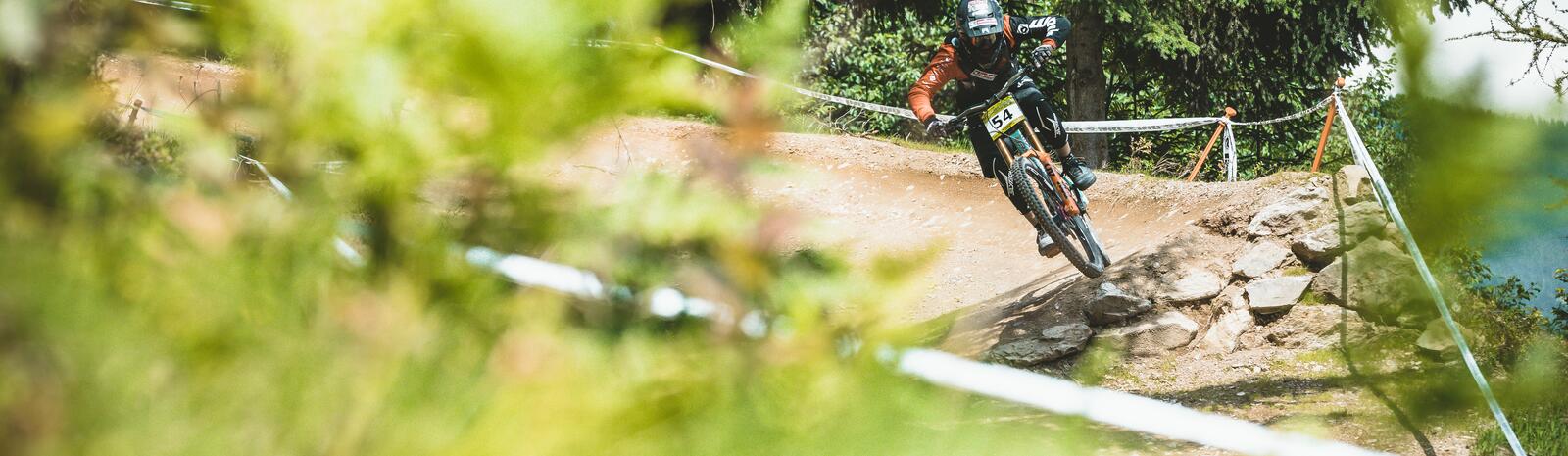 Participants Downhill at the Glemmride Bike Festival in Saalbach Hinterglemm | © Klemens König