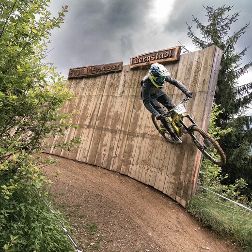 Downhill bikers at the Glemmride Bike Festival in Saalbach Hinterglem | © Klaus Listl