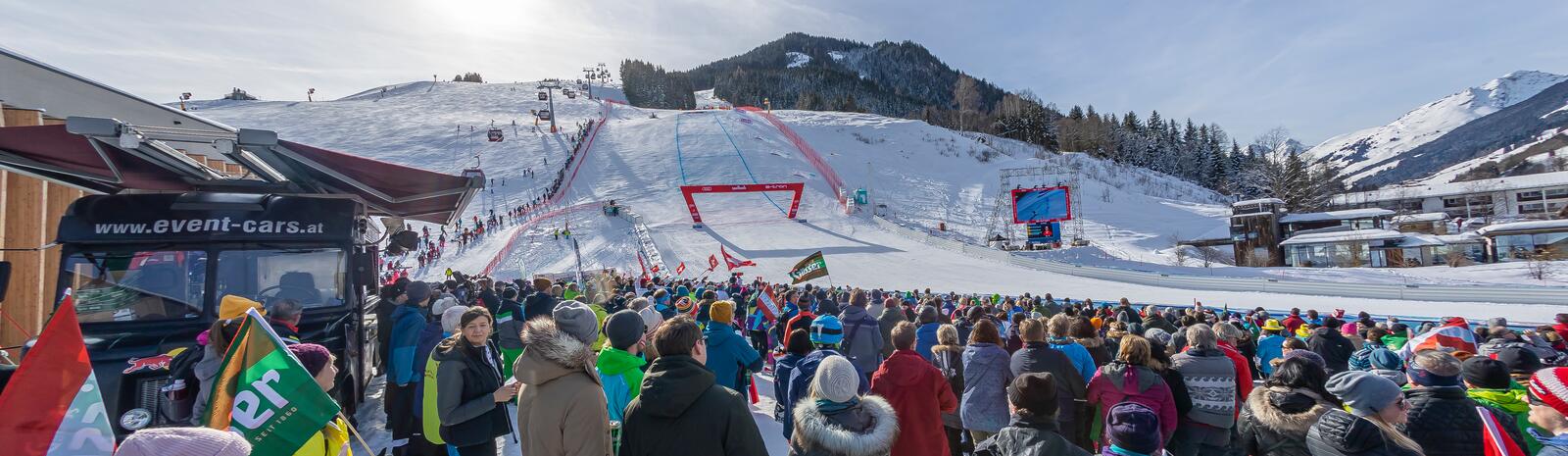 Spectators at ski races in the finish area | © Peter Lintner