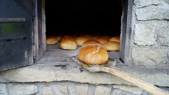 Brotbacken im Heimathaus | © Maria Mitterer