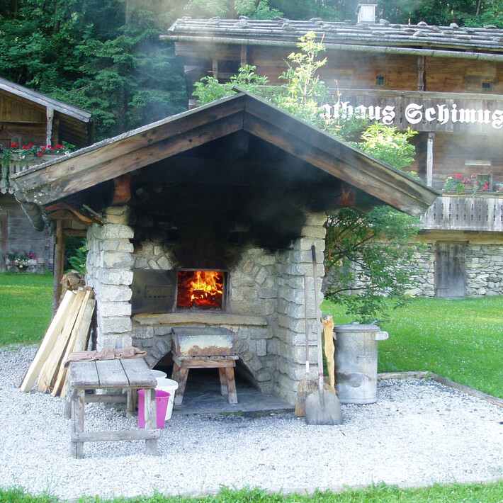 Brotbacken im Heimathaus | © Maria Mitterer