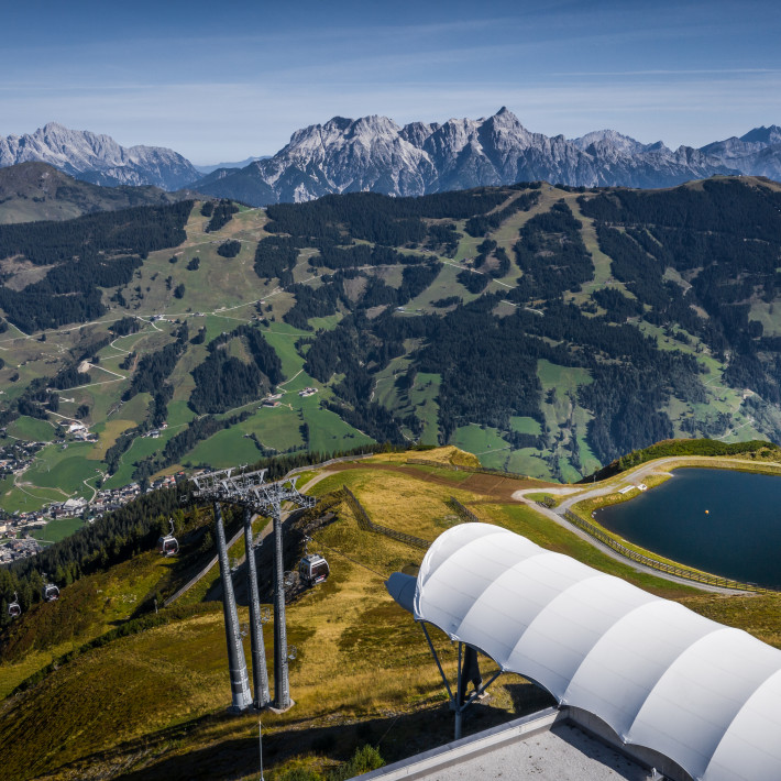 Schattberg X-Press | © R View Productions Luftaufnahme der Wanderregion Saalbach im Sommer | © R View Productions