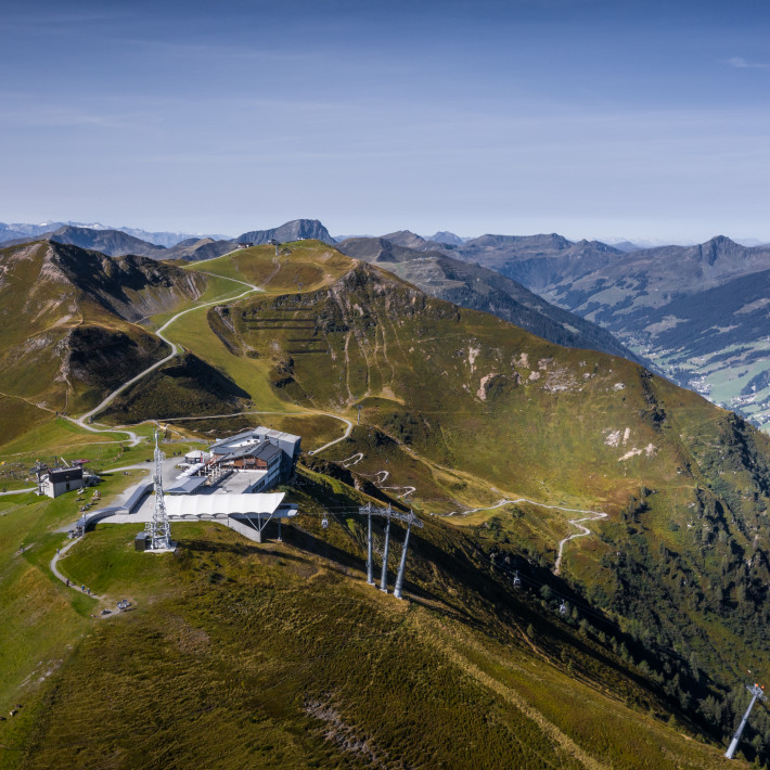 Schattberg X-Press | © R View Productions Luftaufnahme der Bergstation Schattberg X-Press | © R View Productions