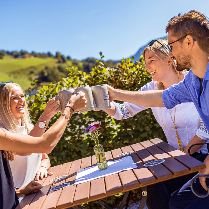 Prost! in unserem Gastgarten | © Appartements Liebe Heimat