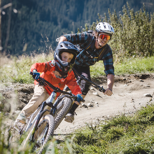 große und kleine Mountainbiker auf der Monti-Line in Saalbach | © Mia Maria Knoll
