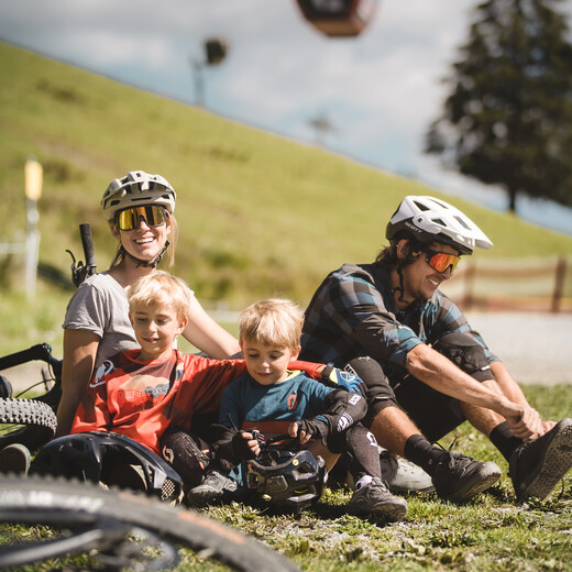 Familie bei der Panorama-Line in Saalbach Hinterglemm | © Mia Maria Knoll