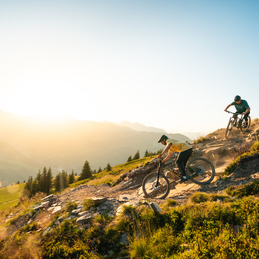 Mountainbiken bei Sonnenschein auf den Trails in Saalbach Hinterglemm | © Moritz Ablinger