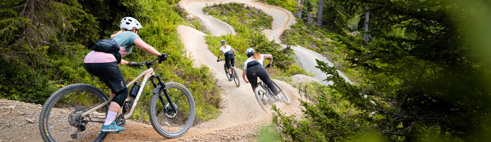 Mountain bikers on the fAIRy line on the Schattberg in Saalbach Hinterglemm | © Moritz Ablinger