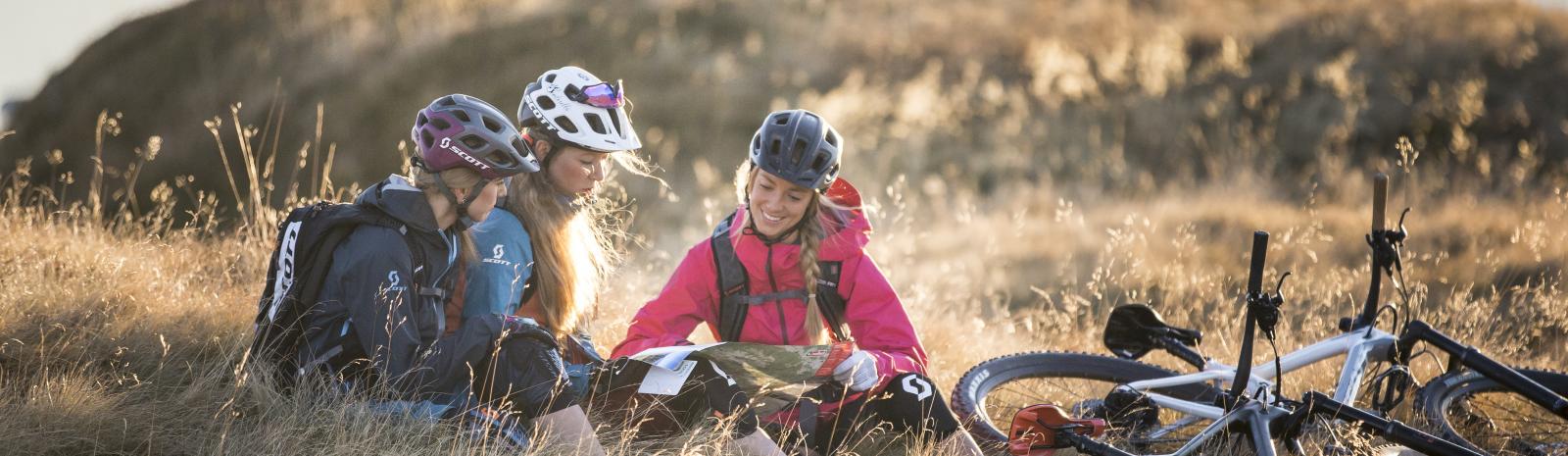 Mountain bikers plan their next tour | © Moritz Ablinger