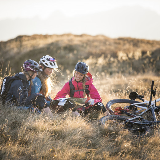 Mountainbiker planen ihre nächste Tour | © Moritz Ablinger