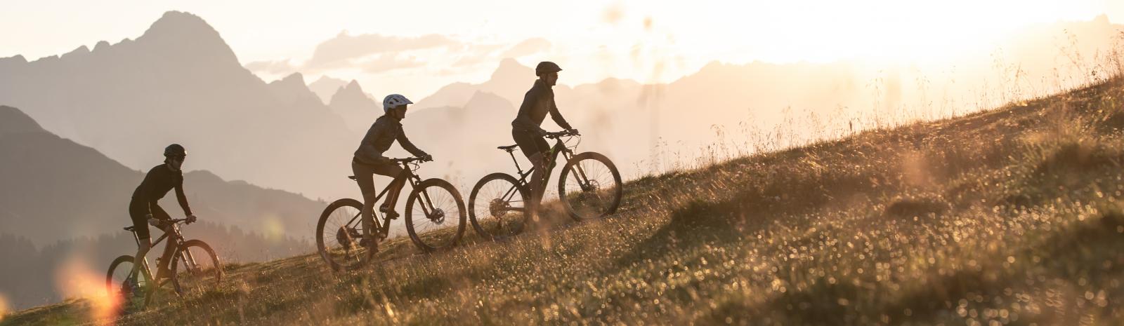 Mountain bikers on one of the many trails of the bike region Saalbach Hinterglemm | © Hansi Heckmair