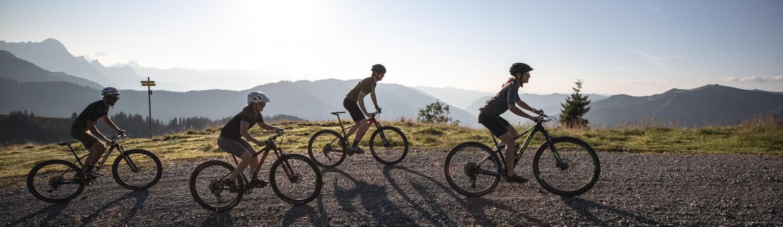 group of mountainbikers at sunshine | © Hansi Heckmair