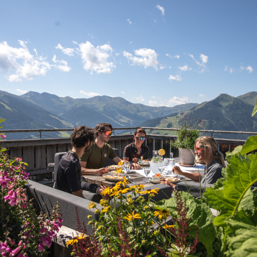 Essen auf einer Hütte in Saalbach | © Hansi Heckmair Stop at a mountain hut in Saalbach | © Hansi Heckmair