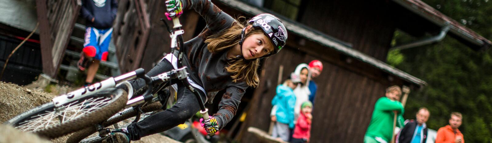 Mountainbiker am Pumptrack in Saalbach 