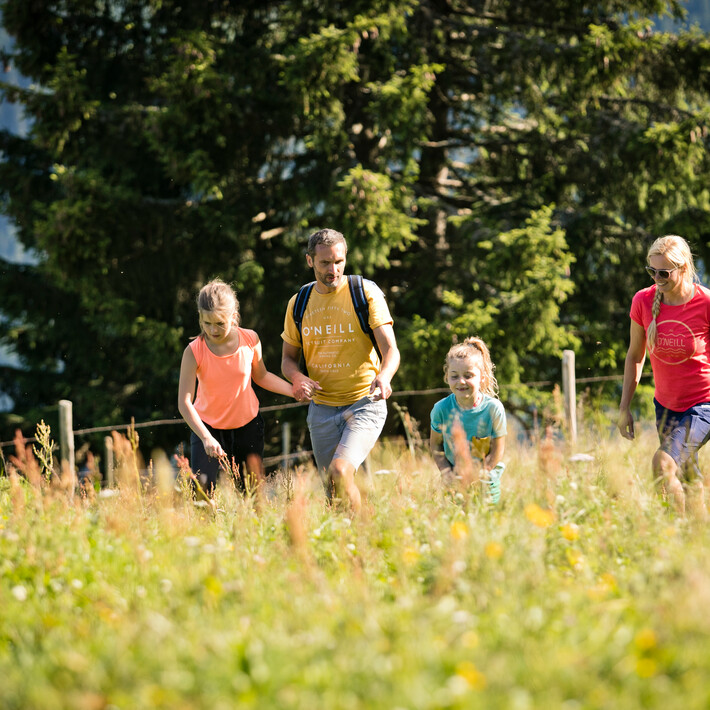 family on the mountain | © saalbach.com, Mirja Geh