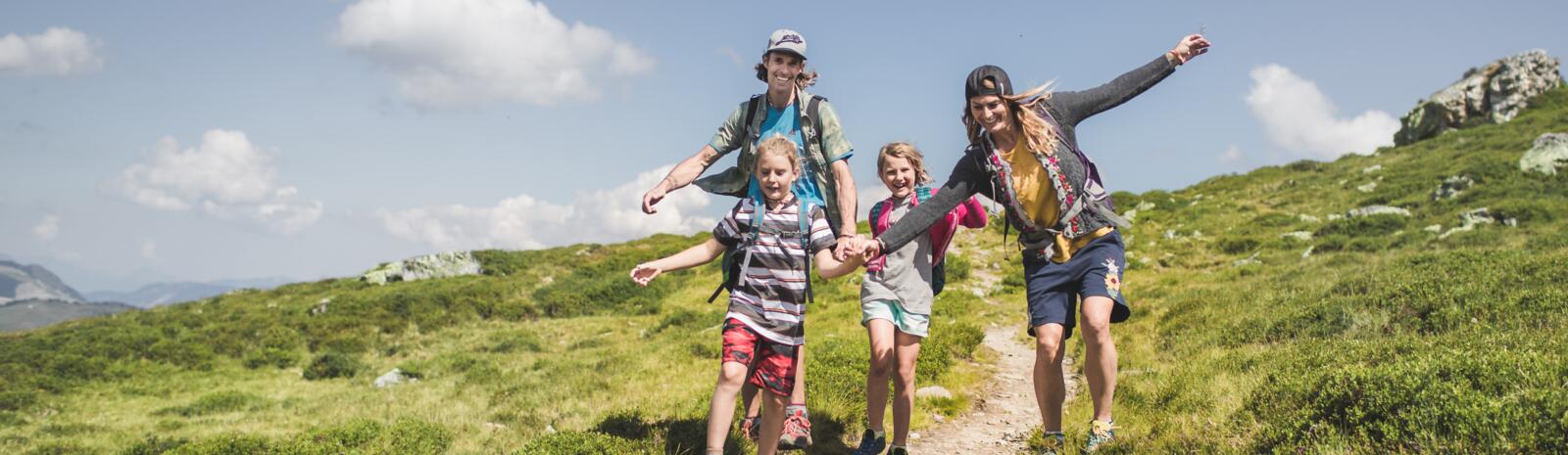 Wandern mit Familie in Saalbach | © Mia Knoll