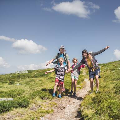 Wandern mit Familie in Saalbach | © Mia Knoll