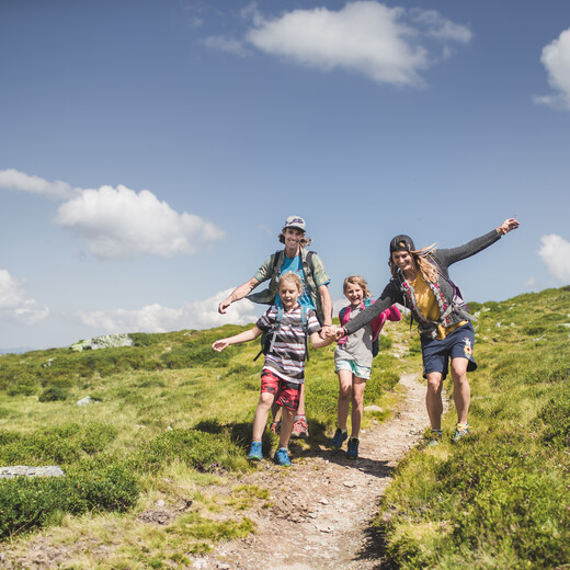 Wandern mit Familie in Saalbach | © Mia Knoll Wandern mit Familie in Saalbach | © Mia Knoll