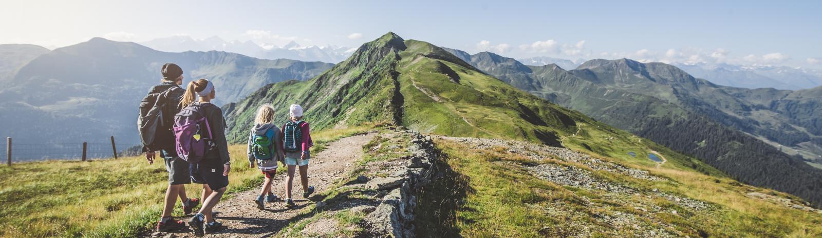 Wandern mit Familie in Saalbach | © Mia Knoll