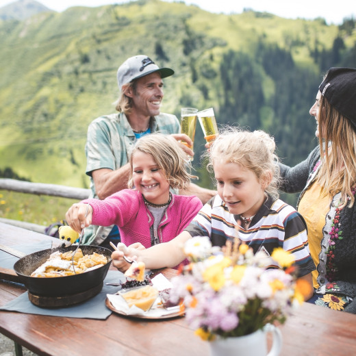 Wandern mit Familie in Saalbach | © Mia Knoll