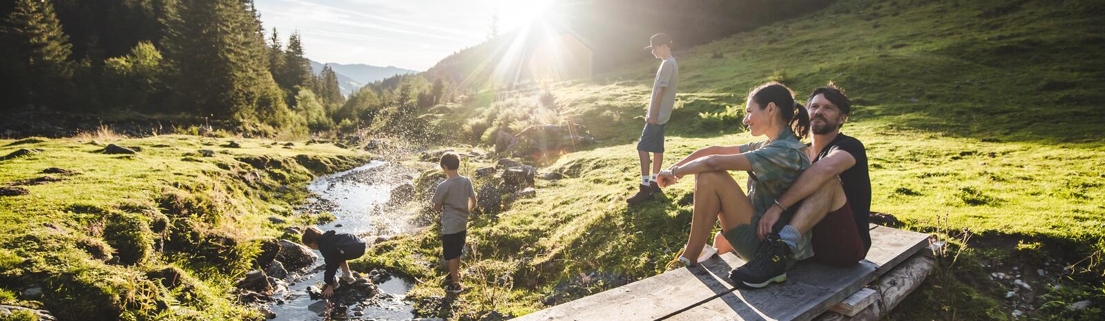 Wandern mit Familie in Saalbach | © Mia Knoll