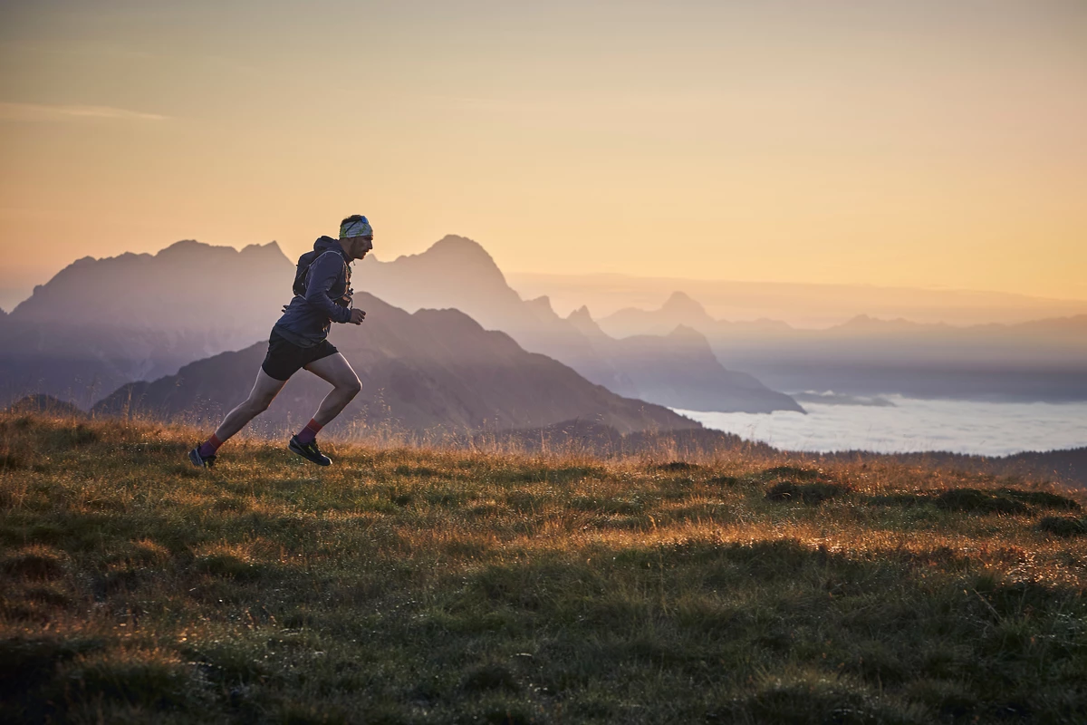 Trail running. Трейл раннинг. Трейловый бег. Бег Эстетика горы. Эмблема бег в гору.