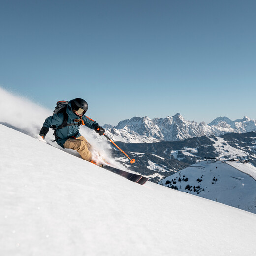 Skicircus Saalbach Hinterglemm Leogang Fieberbrunn | © Christoph Johann Skifahrer auf der Freeride-Piste im Skigebiet Saalbach Hinterglemm | © Christoph Johann