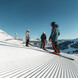 Skicircus Saalbach Hinterglemm Leogang Fieberbrunn | © Christoph Johann Drei Skifahrer auf frischer Skipiste | © Christoph Johann
