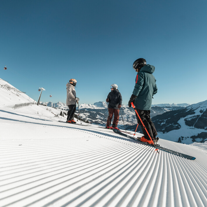 Skicircus Saalbach Hinterglemm Leogang Fieberbrunn | © Christoph Johann Drei Skifahrer auf frischer Skipiste | © Christoph Johann