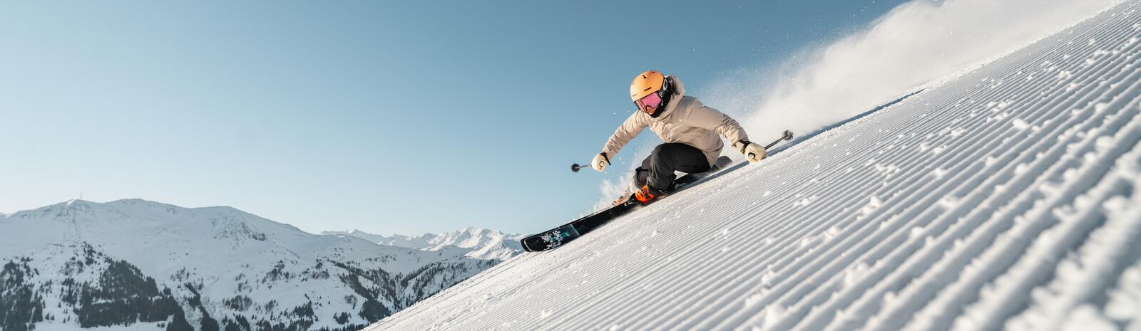 Skifahrer auf der Abfahrt in Saalbach Hinterglemm | © Christoph Johann