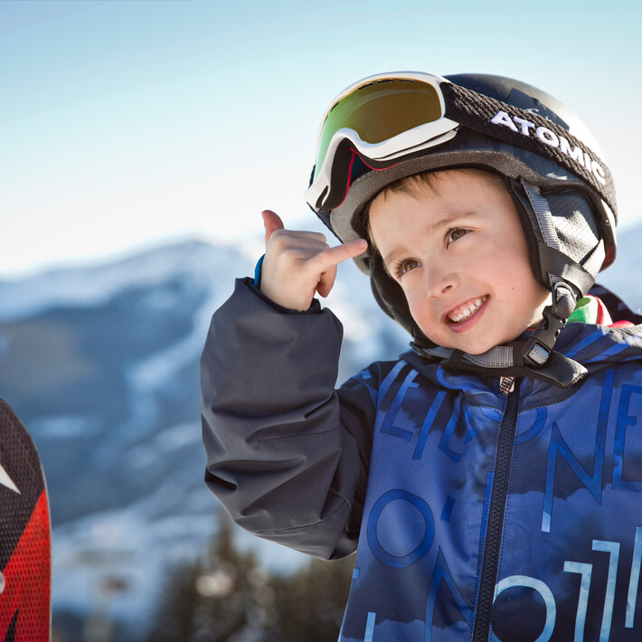 Familie auf der Piste in Saalbach | © saalbach.com, Mirja Geh