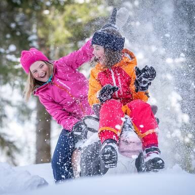 Familie am Baumzipfelweg in Saalbach Hinterglemm im Winter | © Luka Senica
