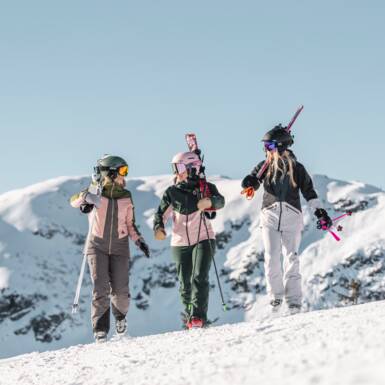 Skifahren in Saalbach Hinterglemm | © Christoph Johann Skifahrer auf den Pisten in Saalbach Hinterglemm | © Christoph Johann