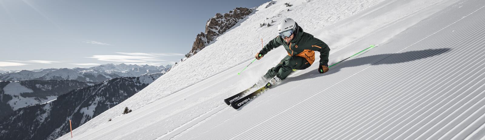 Skifahrer auf der Piste in Saalbach Hinterglemm | © Mirja Geh