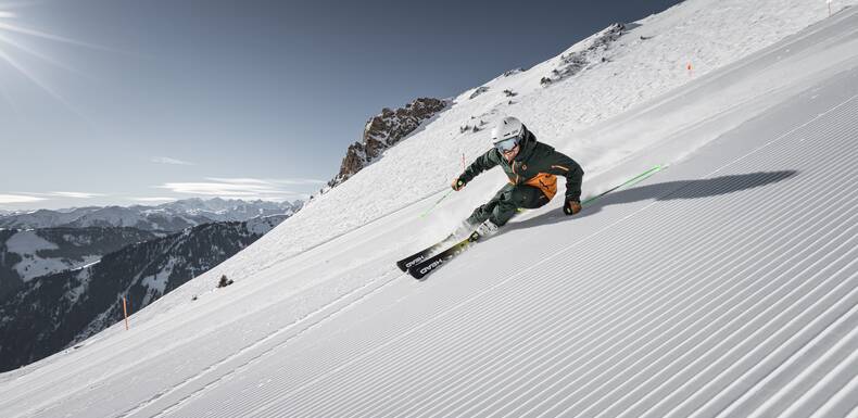 Skifahrer auf der Piste in Saalbach Hinterglemm | © Mirja Geh