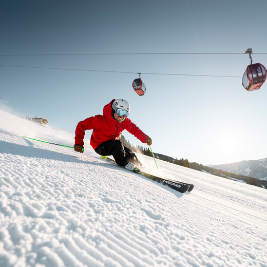 Skifahren in Saalbach Hinterglemm Skifahrer auf frisch präparierter Piste im Skigebiet Saalbach Hinterglemm
