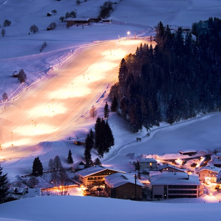 Flutlichtpiste bei Nacht Flutlichtpiste bei Nacht in Saalbach