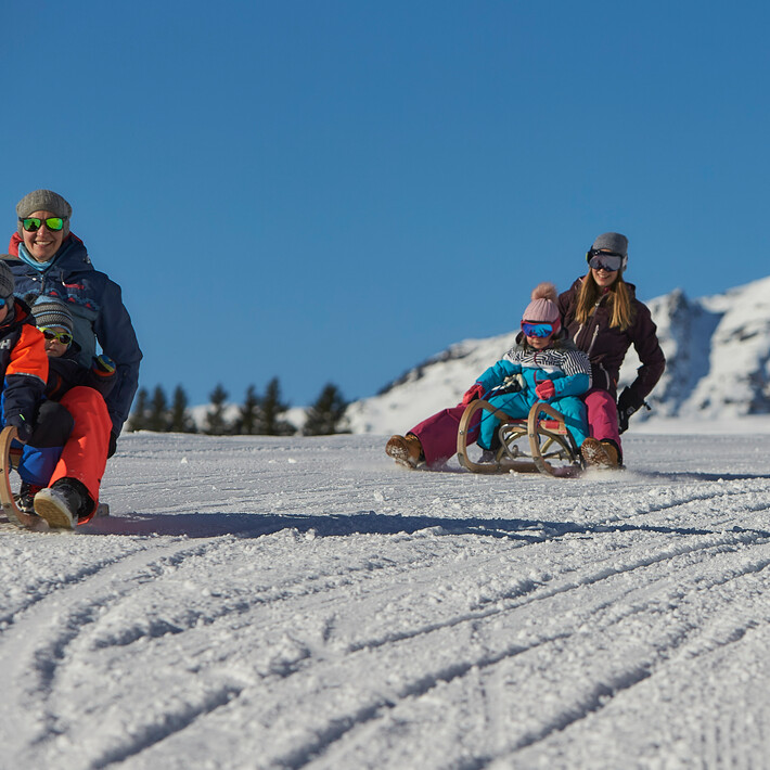 Rodeln | © saalbach.com, Daniel Roos Familie beim Rodeln in Saalbach | © saalbach.com, Daniel Roos