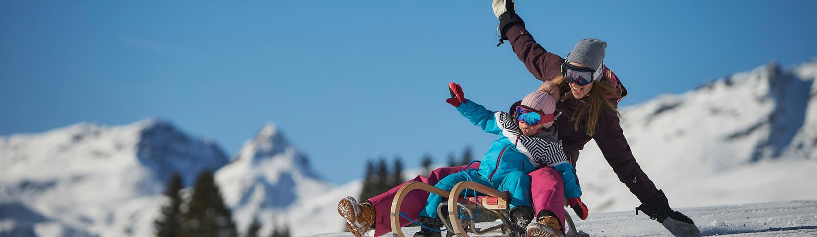 Mutter mit Kind beim Rodeln in Saalbach Hinterglemm | © saalbach.com, Daniel Roos