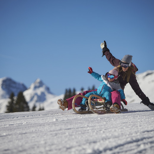 Rodeln | © saalbach.com, Daniel Roos Mutter mit Kind beim Rodeln in Saalbach Hinterglemm | © saalbach.com, Daniel Roos