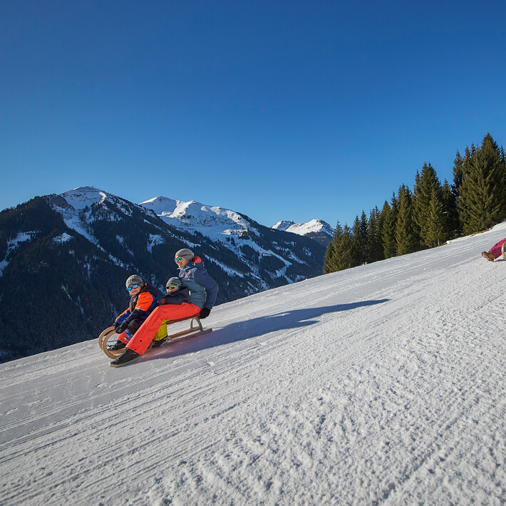 Rodeln | © saalbach.com, Daniel Roos Familie rodelt in Saalbach | © saalbach.com, Daniel Roos