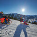 Rodeln | © saalbach.com, Daniel Roos Eltern mit Kindern beim Rodeln | © saalbach.com, Daniel Roos