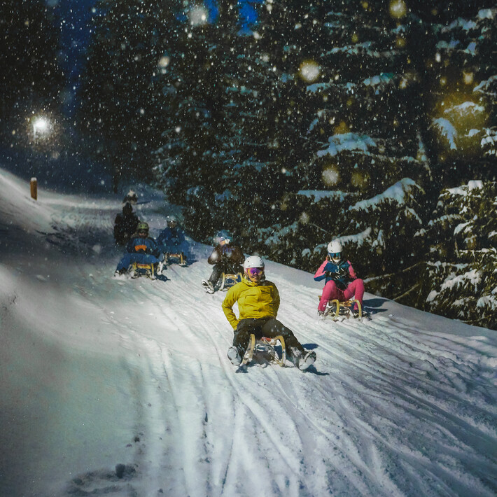 Nachtrodeln am Reiterkogel in Hinterglemm | © Daniel Roos Familie beim Nachtrodeln in Saalbach | © Daniel Roos