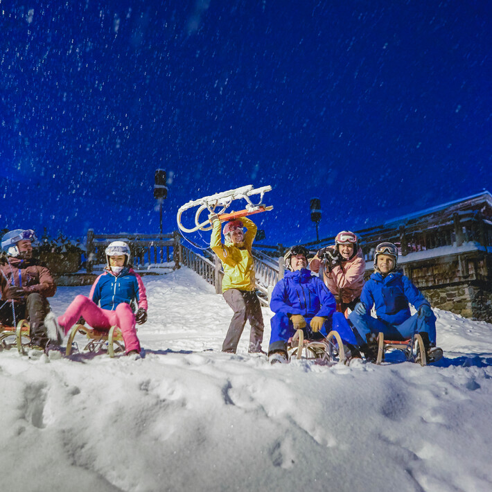 Nachtrodeln am Reiterkogel in Hinterglemm | © Daniel Roos Erwachsene und Kinder beim Rodeln in Hinterglemm | © Daniel Roos