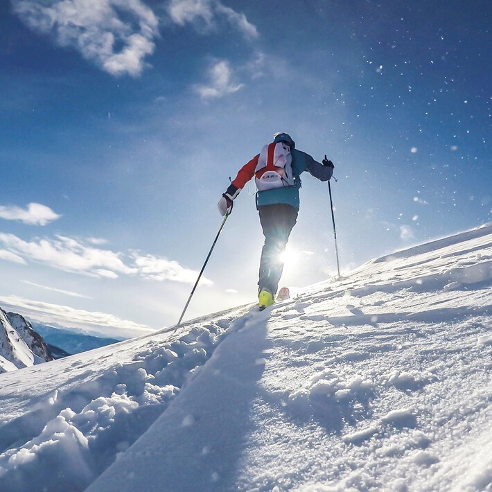 A man is touring up a mountain in Fieberbrunn | © Bergbahnen Fieberbrunn