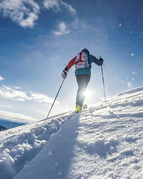 A man is touring up a mountain in Fieberbrunn | © Bergbahnen Fieberbrunn