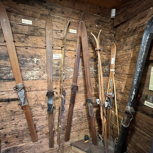 How skis looked 100 years ago