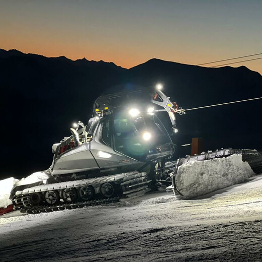 Pistenraupe am 1400 m langen Windenseil | © Michaela Mitterer