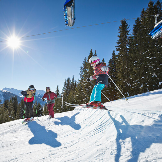 Sun Skiing with the family | © Mirja geh